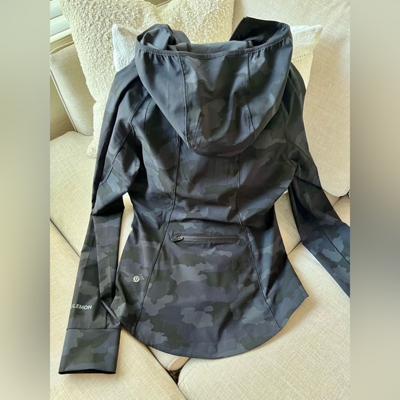 Lululemon Mist Over Windbreaker Camo - Picture 4 of 6